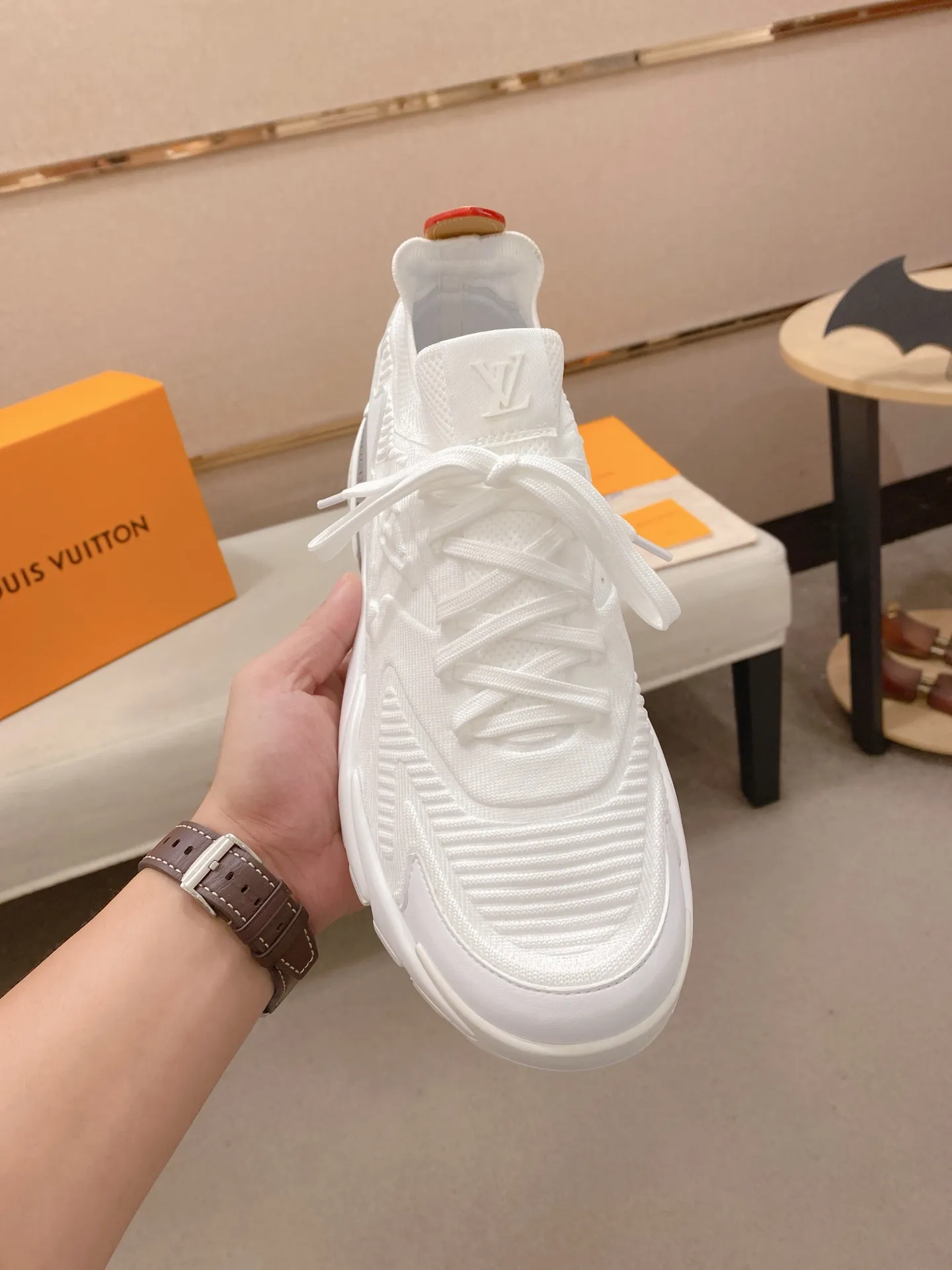 Men's Men's Shoes💰: 620💰The high version of the LV Runner Tatic sneakers are made of a whole piece of technical knitting to create an easy-to-take-on design, and are trimmed with cow leather to outline the upper. The LV logo on the side creates a dynamic feel among the textures, and the leather back strap is shaped like the handle fasteners in the Louis Vuitton leather goods collection. Mixed materials Laces Louis Vuitton accents Rubber outsole with Vuitton logo Size 39-44 Customizable 38.45.46
